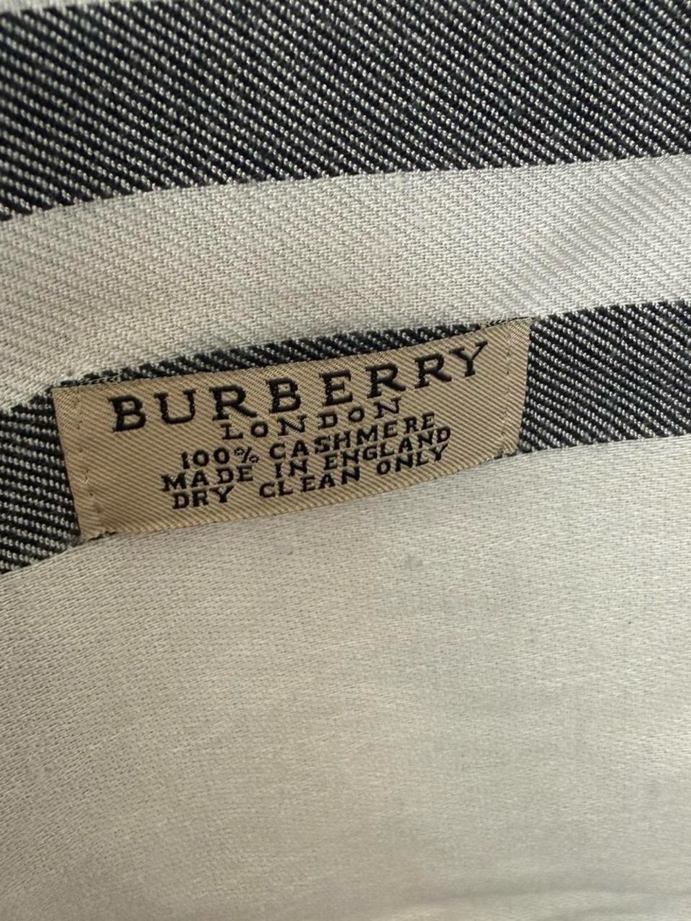 Burberry Giant Check White Plaid Cashmere Women’s Scarf - Picture 3 of 4